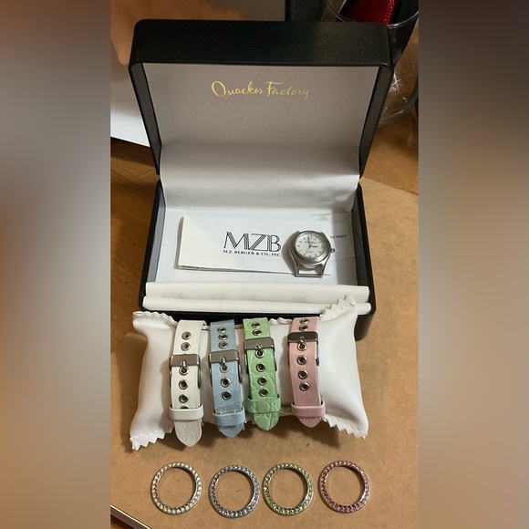 Quarter Factory: Silver tone watch with Four Exchangeable bands and 4 band faces - Picture 4 of 11